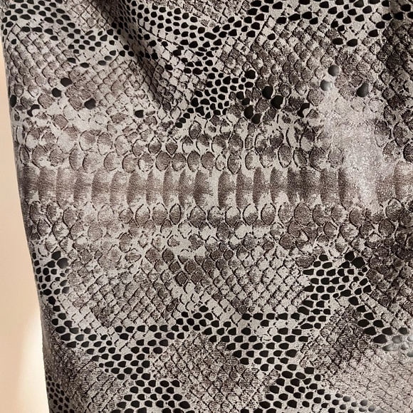Faux snakeskin  guess / textured print skirt - Picture 2 of 4